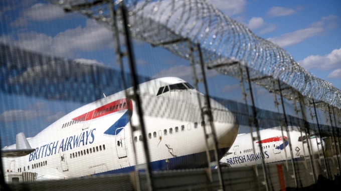 Máy bay của British Airways tại Sân bay Heathrow của London: Một loạt các điểm đến ở châu Á đang áp đặt các hạn chế đối với việc đi lại từ Anh vì lo ngại về sự đột biến của virus Corona. Ảnh: Reuters