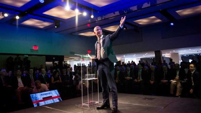 Người sáng lập Amazon và chủ sở hữu của Washington Post, Jeff Bezos tại một buổi lễ khai trương trụ sở mới của The Washington Post vào tháng 1 năm 2016. Ảnh: Getty Images