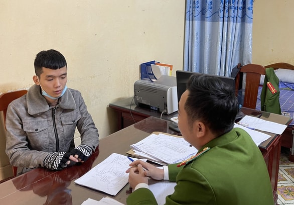 Võ Ngọc Trung (bên trái) tại cơ quan công an. Ảnh: tuoitre.vn