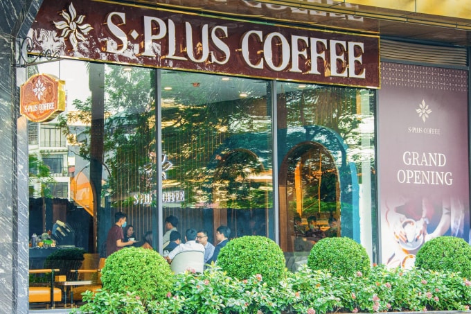 S-Plus Coffee thu hút đông đảo khách hàng ngay từ ngày đầu mở cửa đón khách