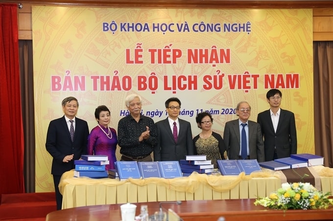 Phó Thủ tướng Chính phủ Vũ Đức Đam và một số thành viên Ban soạn thảo bộ Quốc sử tại Lễ tiếp nhận.