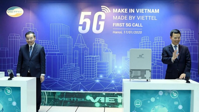 Bộ trưởng Bộ thông tin và Truyền thông Nguyễn Mạnh Hùng và Bộ trưởng Bộ Khoa học và Công nghệ Chu Ngọc Anh thực hiện thành công cuộc gọi video qua mạng 5G trên nền tảng Mocha