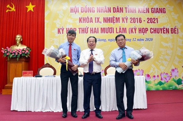 Ông Nguyễn Lưu Trung (bên trái) vừa đắc cử chức vụ Phó Chủ tịch UBND tỉnh Kiên Giang, nhiệm kỳ 2016-2021
