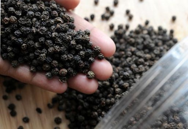 Giá hồ tiêu hôm nay 23/12 giảm nhẹ 500 đồng/kg