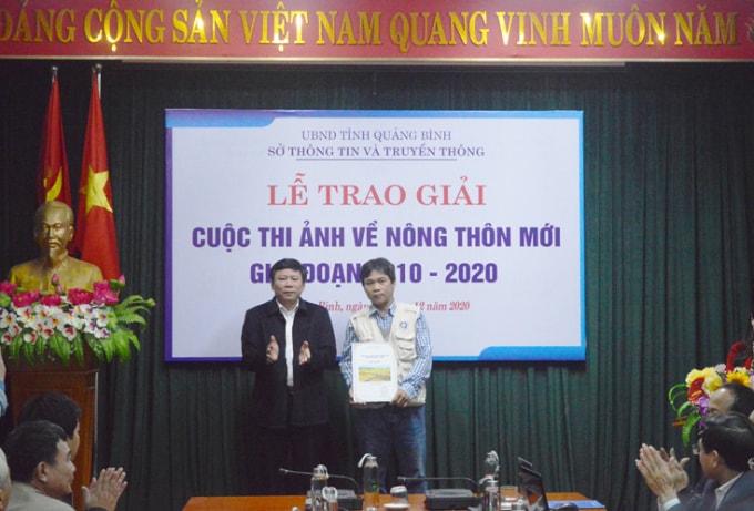 Lãnh đạo Sở Thông tin và Truyền thông trao giải nhất cho tác giả Phạm Văn Thức. Ảnh A.T