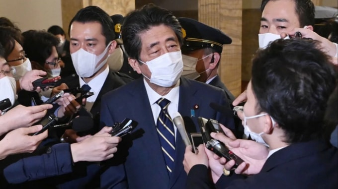 Cựu Thủ tướng Nhật Bản Shinzo Abe trả lời câu hỏi của phóng viên sau khi tham dự phiên họp toàn thể của Hạ viện vào ngày 4 tháng 12. Ảnh: Karina Noka/Nikkei
