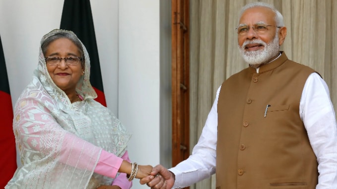 Thủ tướng Bangladesh Sheikh Hasina và người đồng cấp Ấn Độ Narendra Modi. Ấn Độ đang sắp xếp để tiêm chủng cho 300 triệu người vào tháng 8, đồng thời cung cấp dịch vụ tiêm phòng cho các quốc gia lân cận. Ảnh: Reuters