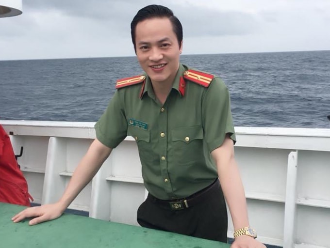 Trung tá - Nhà báo Đặng Việt Hưng trong chuyến tác nghiệp ở Trường Sa.