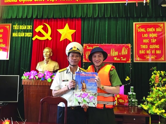 Trung tá - Nhà báo Đặng Việt Hưng tặng báo tết cho cán bộ chiến sĩ của nhà giàn DK1.