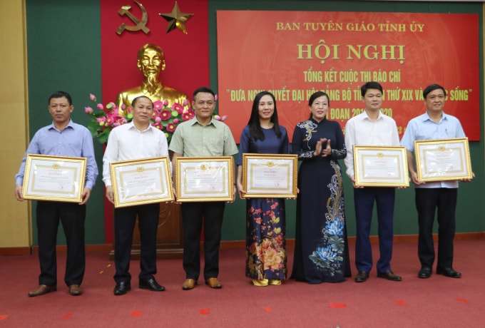 Lãnh đạo Tỉnh ủy Thái Nguyên trao Bằng khen của Ban Thường vụ Tỉnh ủy cho các tập thể có thành tích xuất sắc trong triển khai và tham gia Cuộc thi báo chí “Đưa Nghị quyết Đại hội Đảng bộ tỉnh lần thứ XIX vào cuộc sống”.