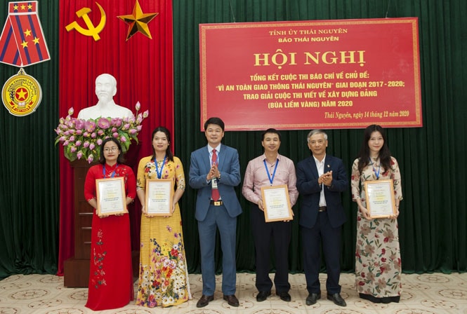 Lãnh đạo Hội Nhà báo tỉnh trao giải C cho các tác giả đoạt giải báo chí về xây dựng Đảng - Giải Búa liềm vàng trên Báo Thái Nguyên, năm 2020.