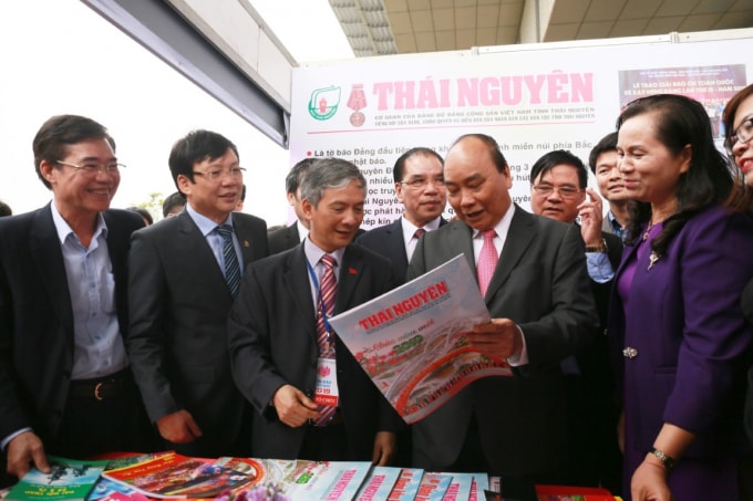 Thủ tướng Nguyễn Xuân Phúc và lãnh đạo Hội Nhà báo Việt Nam thăm gian trưng bày toàn cảnh báo chí Thái Nguyên tại Hội Báo toàn quốc năm 2019.