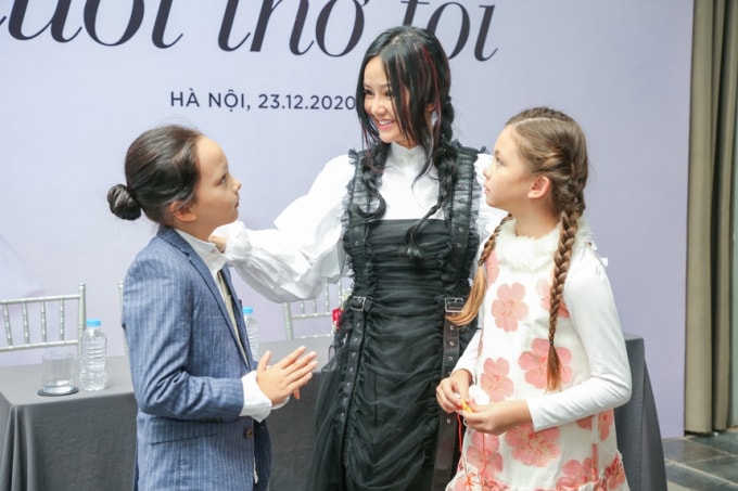 Hồng Nhung và hai con.
