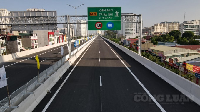 Hoàn thành và đưa vào khai thác cầu cạn đoạn Mai Dịch - Nam Thăng Long có ý nghĩa rất quan trọng, góp phần giải quyết tình trạng tắc nghẽn giao thông khu vực phía Tây của Thủ đô Hà Nội. Ảnh: Quang Hùng