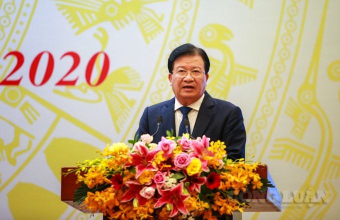 Phó Thủ tướng Trịnh Đình Dũng ghi nhận và biểu dương những nỗ lực của ngành GTVT để hoàn thành các nhiệm vụ đặt ra trong năm 2020 và giai đoạn 2016 - 2020. Ảnh: Quang Hùng