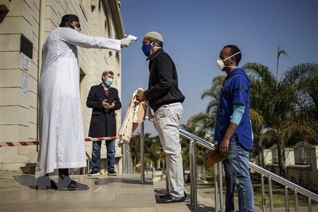 Kiểm tra thân nhiệt phòng lây nhiễm COVID-19 tại Johannesburg, Nam Phi. Ảnh: AFP