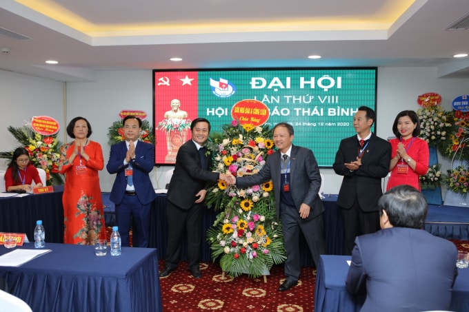 Đồng chí Lê Trần Nguyên Huy - Ủy viên Ban chấp hành Hội Nhà báo Việt Nam, Tổng biên tập báo Nhà báo và Công luận tặng hoa chúc mừng đại hội. Ảnh: Phạm Thành