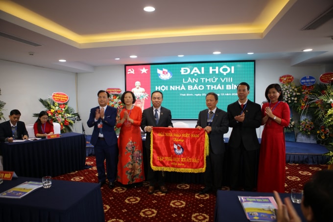 Hội Nhà báo Việt Nam đã trao tặng cờ Tập thể hội xuất sắc cho tập thể Hội Nhà báo Thái Bình. Ảnh: Phạm Thành