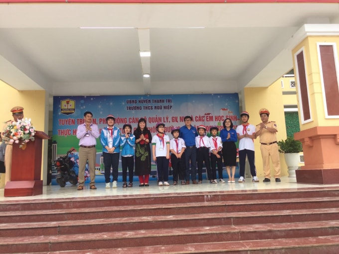 Nhà trường còn thường xuyên phối hợp với các cơ quan, đơn vị để tuyên truyền, giáo dục ý thức pháp luật về giao thông cho các em học sinh.