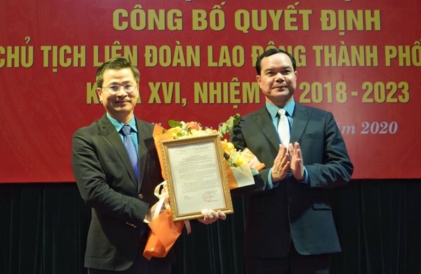 Chủ tịch Tổng LĐLĐ Việt Nam Nguyễn Đình Khang trao quyết định và tặng hoa chúc mừng Chủ tịch LĐLĐ thành phố Hà Nội Nguyễn Phi Thường
