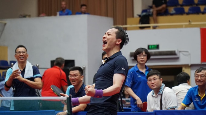 Trung tá - Nhà báo Đặng Việt Hưng thi đấu trận chung kết đồng đội nam Giải Bóng bàn Cúp Hội Nhà báo Việt Nam lần thứ XIV.