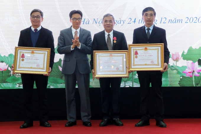 Thừa uỷ quyền của Chủ tịch nước, Phó Thủ tướng Vũ Đức Đam đã trao tặng: Huân chương Lao động hạng Nhất cho Ban Thu (BHXH Việt Nam); Huân chương Lao động hạng Nhì cho ông Phạm Lương Sơn, Phó Tổng Giám đốc BHXH Việt Nam; Huân chương Lao động hạng Ba cho Vụ Thanh Tra - Kiểm tra (BHXH Việt Nam).