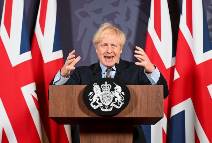 Thủ tướng Anh Boris Johnson tổ chức một cuộc họp báo tại London vào thứ Năm. Ảnh: POOL / VIA REUTERS