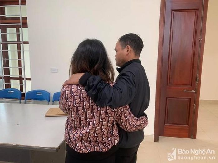 Một nạn nhân đoàn tụ với gia đình sau thời gian bị bán sang Trung Quốc. Ảnh: baonghean.vn