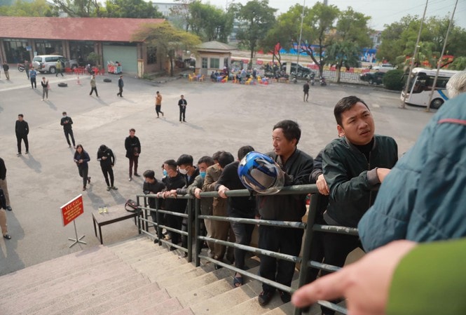 Số đông người hâm mộ bóng đá Phú Thọ xếp hàng chờ mua vé xem trận giao hữu giữa ĐTQG Việt Nam và U22 Việt Nam thi đấu. Ảnh: tienphong.vn