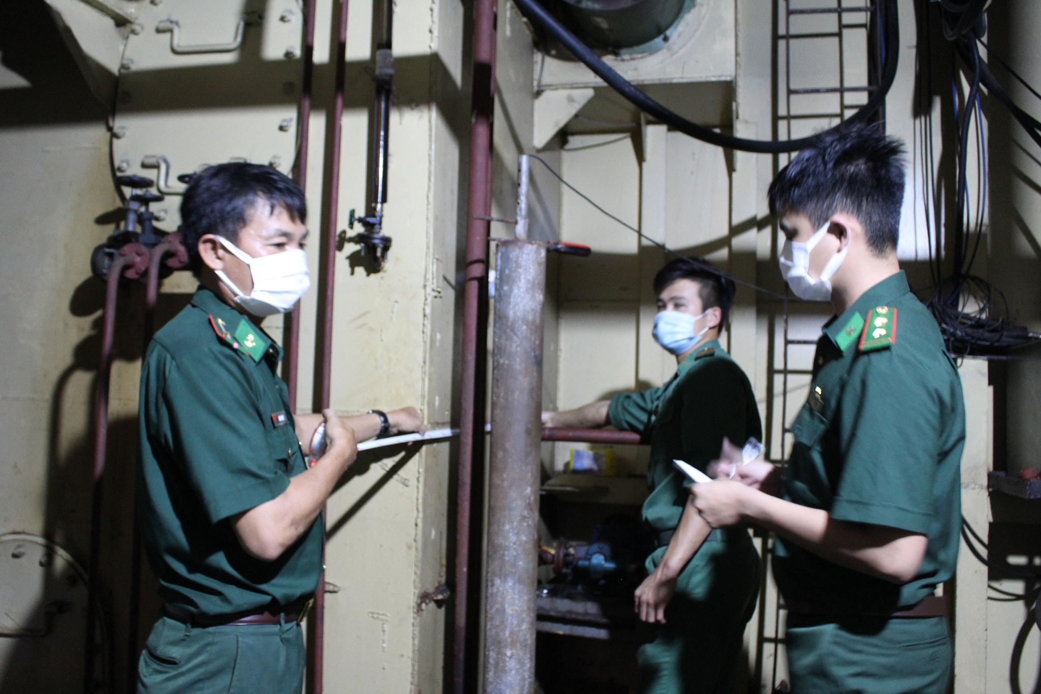 Đồn Biên phòng Tây Yên kiểm tra số lượng dầu thực tế trên phương tiện TH-93388-TS. Ảnh: baodantoc.vn