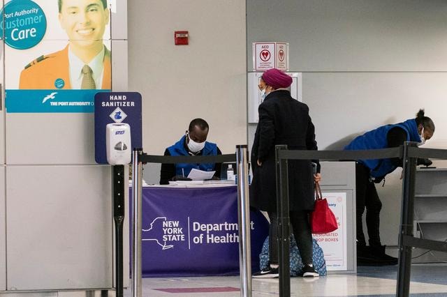 Một hành khách nhập cảnh vào New York, Mỹ. Ảnh: Reuters