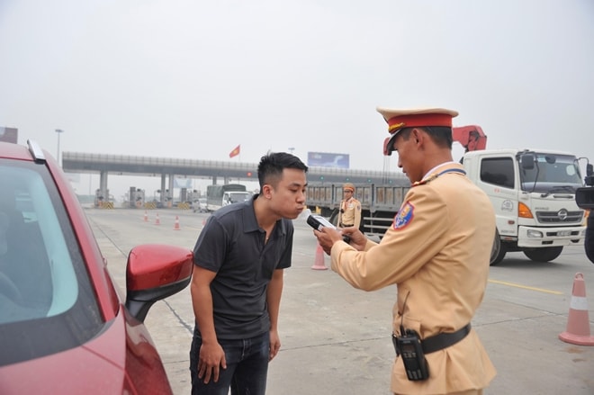 Lực lượng CSGT chỉ lập chốt để xử lý vi phạm nồng độ cồn, ma túy khi hệ thống camera giám sát được lắp đặt đầy đủ trên các tuyến quốc lộ, cao tốc. Ảnh minh họa