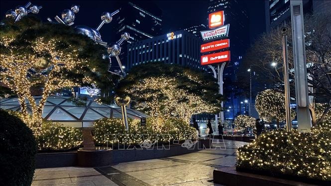 Khuôn viên phía trước Khách sạn Lotte ở trung tâm Thủ đô Seoul rực rỡ sắc màu đón Giáng sinh và chào năm mới 2021. Ảnh: TL