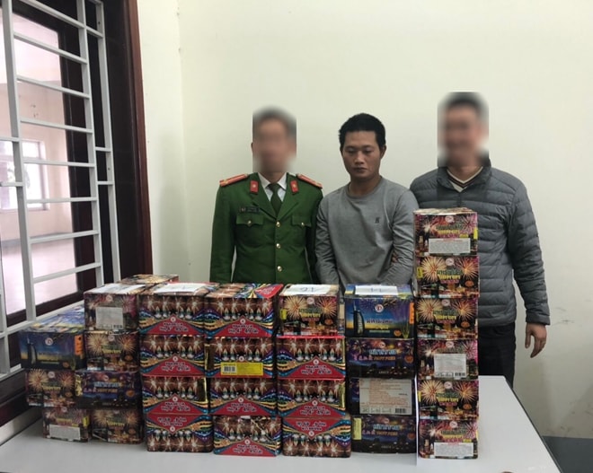 Đối tượng và tang vật. Ảnh: Đức Vũ