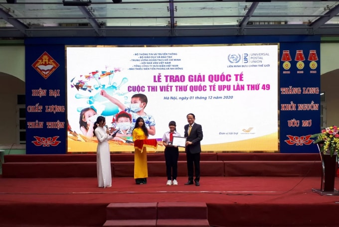 Em Phan Hoàng Phương Nhi được nhận giải thưởng là Huy chương Đồng và Giấy chứng nhận của Liên minh Bưu chính Thế giới (UPU). Ảnh: baotintuc.vn