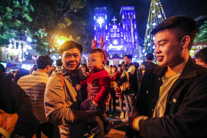 Nhiều gia đình mang cháu nhỏ đến đây vui chơi Noel.