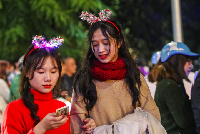 Hầu hết là các bạn trẻ cùng nhau đến đây đón 1 mùa Giáng sinh ấm áp bên nhau.