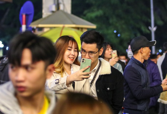 Nhiều người tranh thủ lưu lại những khoảnh khắc, hình ảnh đáng nhớ của ngày lễ Noel 2020.