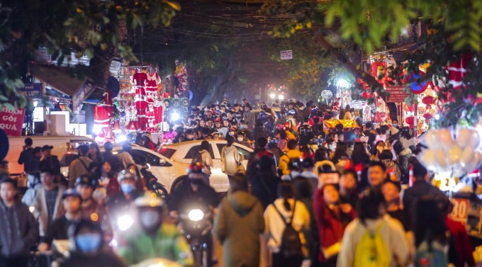 Phố Hàng Mã chật kín dòng người đổ về vui chơi, khiến cho con phố này tắc nghẽn.