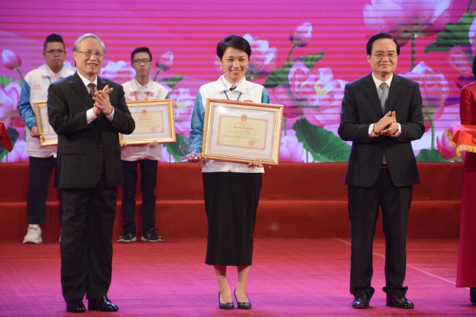 Ủy viên Bộ Chính trị, Thường trực Ban Bí thư Trung ương Đảng - ông Trần Quốc Vượng và Bộ trưởng Phùng Xuân Nhạ trao giải Nhất (ảnh TL).