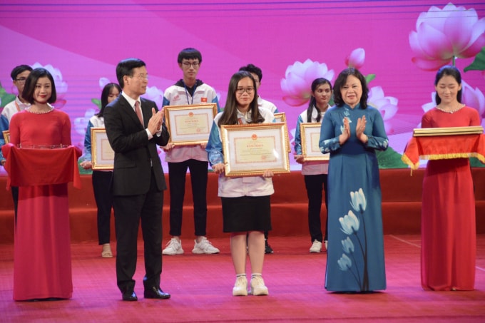 Ủy viên Bộ Chính trị, Trưởng Ban Tuyên Giáo Trung ương - ông Võ Văn Thưởng và Thứ trưởng Ngô Thị Minh trao bằng khen cho những học sinh đạt giải (ảnh TL).