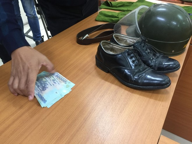 Tang vật được cơ quan công an thu giữ sau 1 vụ bắt giữ 1 đối tượng giả danh công an để chạy án.