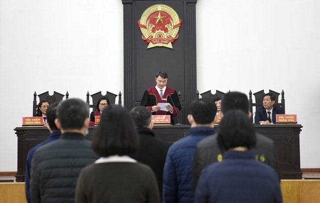 Các bị cáo nghe tòa tuyên án.