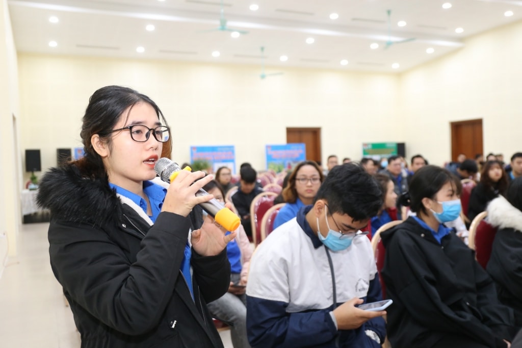 Đoàn viên, thanh niên đặt câu hỏi tại chương trình.