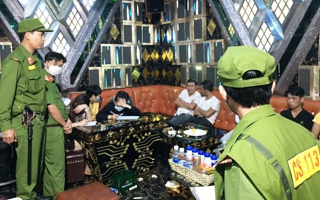 Phát hiện 27 nam, nữ đang phê ma túy trong quán karaoke Paradise ở Quảng Nam. (Ảnh: Thanhnien)