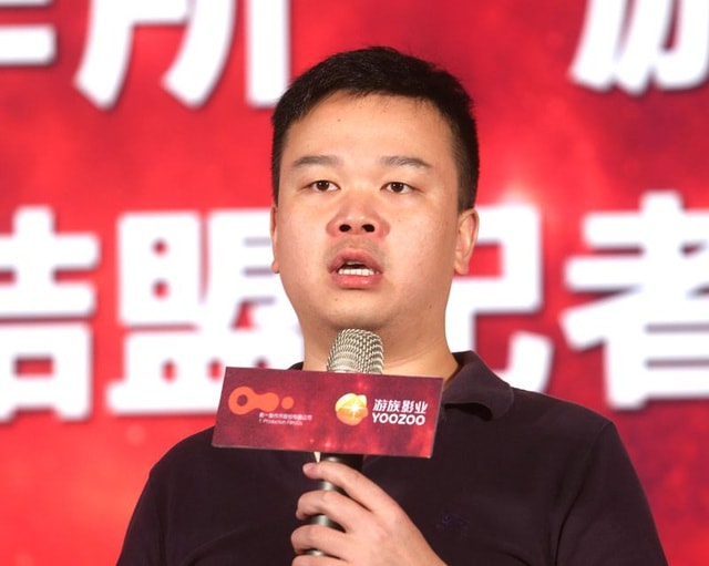 Lin Qi, Chủ tịch kiêm CEO của hãng game Trung Quốc Yoozoo Games. Anh có giá trị tài sản ròng ước tính khoảng 6,8 tỷ nhân dân tệ (1 tỷ USD), theo Hurun China Rich List.