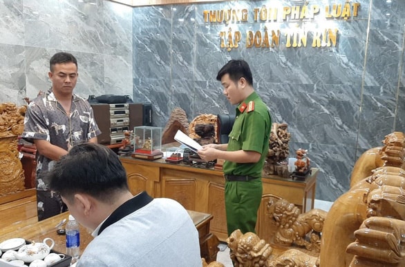 Cơ quan Công an đọc lệnh bắt Phan Đình Tín. Ảnh: tuoitre.vn