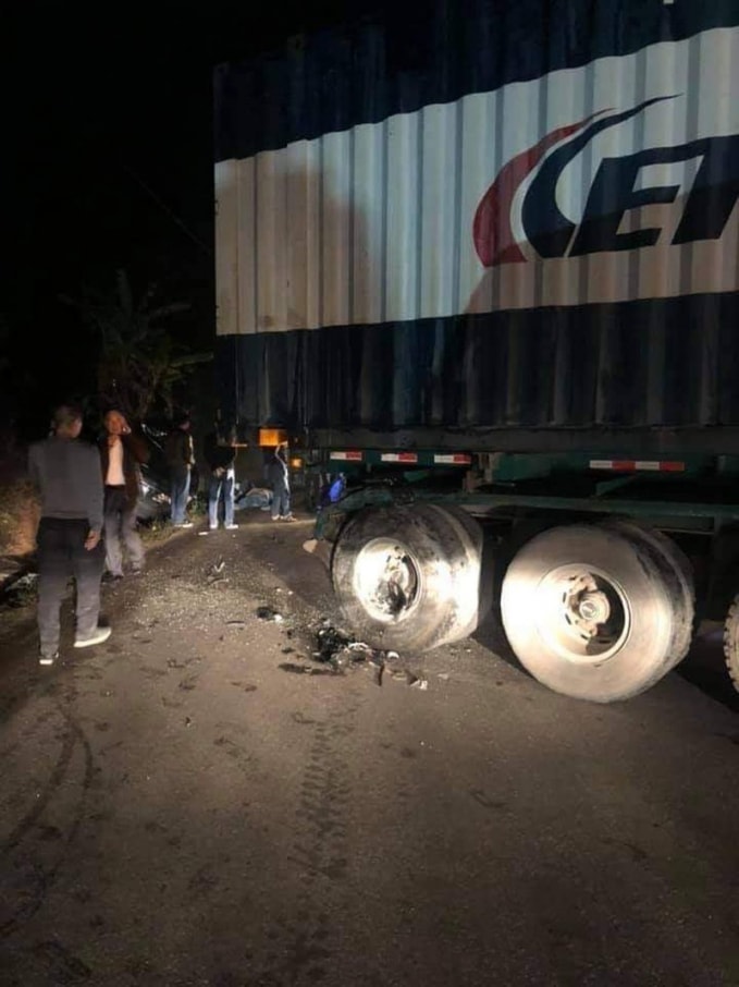 Chiếc xe container va chạm với xe biển xanh. Ảnh CTV