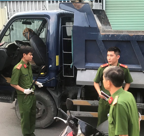 Cây gậy Tuấn dùng đánh ông Lực đã bị gãy.