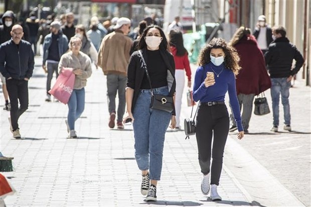 Người dân đeo khẩu trang phòng lây nhiễm COVID-19 tại Lille, Pháp, ngày 11/5/2020. Ảnh: THX/ TTXVN